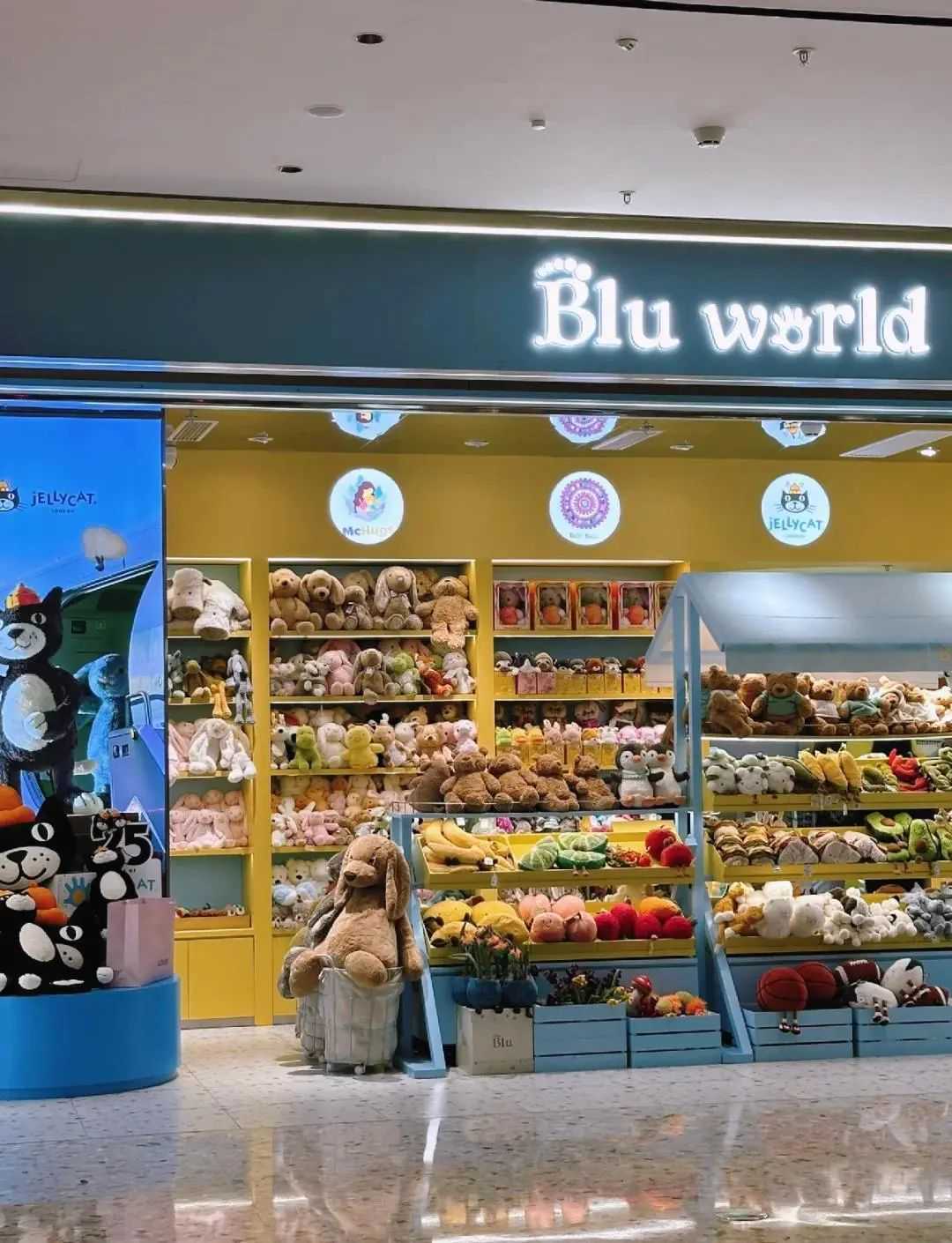 Labubu劲敌出现？如何用“官方娃衣”打开百亿级市场